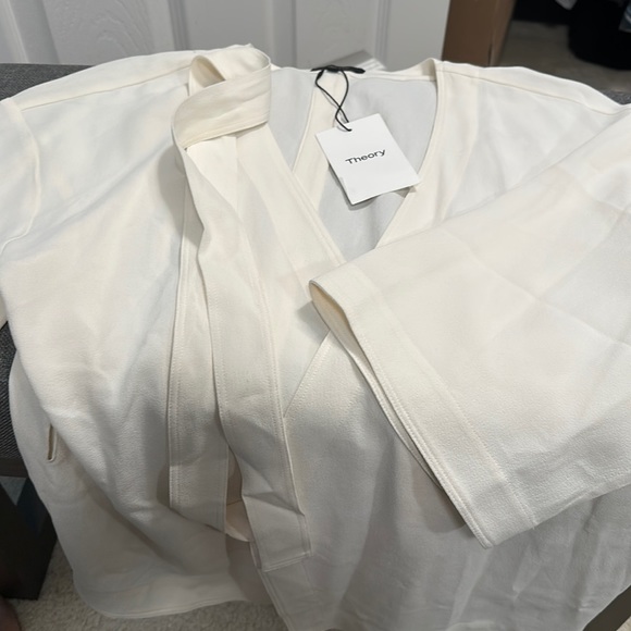 NWT Theory elevated wrap too sz M - Picture 5 of 7